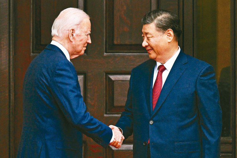 美國總統拜登（左）和中國大陸國家主席習近平（右）十五日會談前，在舊金山灣區費羅麗莊園會場門口握手。這是兩人以美中領袖身分第二次面對面高峰會。（法新社）