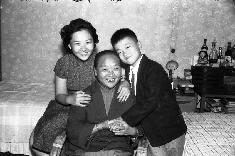 1957年11月18日，滬劇名伶張愛珍（左），帶著9歲兒子魯魯，搭四川輪抵達基隆跟母親團聚。圖／聯合報系資料照片