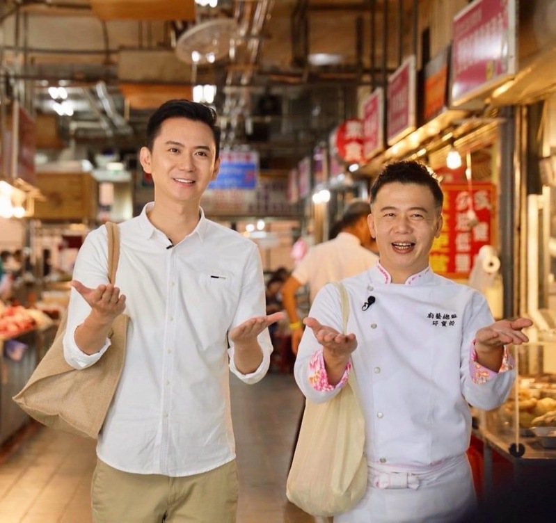 竹北市長鄭朝方（左）邀請民眾到傳統市場逛街購物，還能憑活動內容兌換抽獎券及環保購物袋。圖／竹北市公所提供