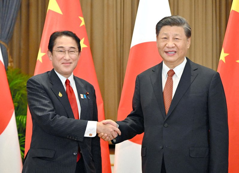 中國國家主席習近平（左）周四在舊金山會晤日本首相岸田文雄。（路透）