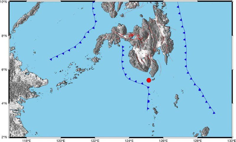 菲律賓災防應變官員今天說，昨天菲律賓南部發生的規模6.7地震，罹難人數增至6人，有關當局持續搜尋2名失聯者。照片翻攝：馬尼拉時報 & FB/PHIVOLCS-DOST