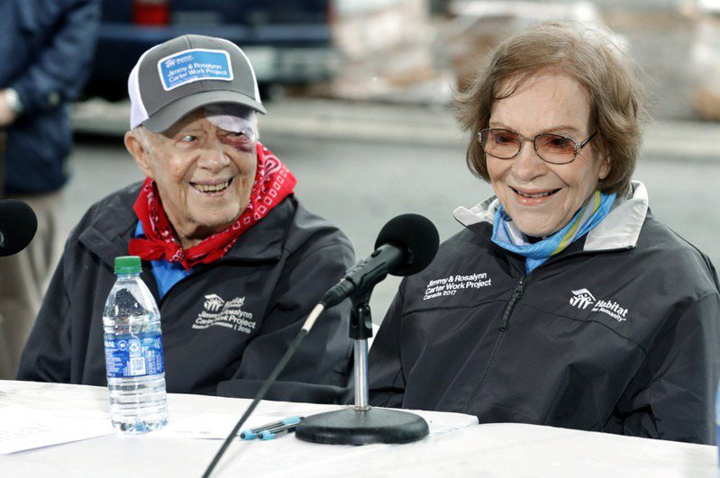 美國前總統卡特夫人羅莎琳（Rosalynn Carter）的親人今天表示，這位高齡96歲的前第一夫人已在南部喬治亞州的家中接受安寧療護。圖為卡特夫婦2019年時參加公開活動。(美聯社)