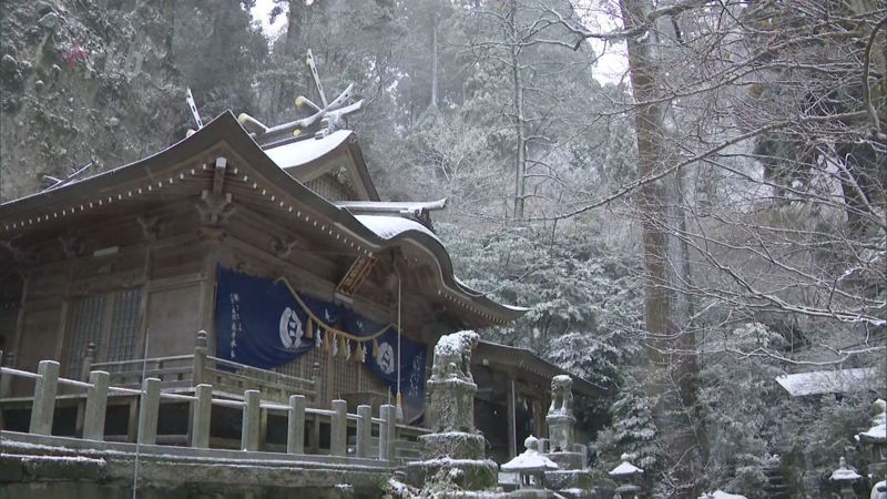 日本今天多數地方天氣不穩定，位於九州地方的福岡觀測到本季首波降雪，是睽違10年再度在11月就降「初雪」，比往年提早30天。圖取自X平台@RKB毎日放送NEWS
