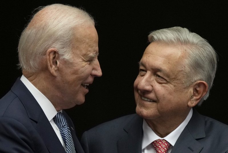 拜登總統(左)與墨西哥總統羅培茲歐布拉多。(美聯社)