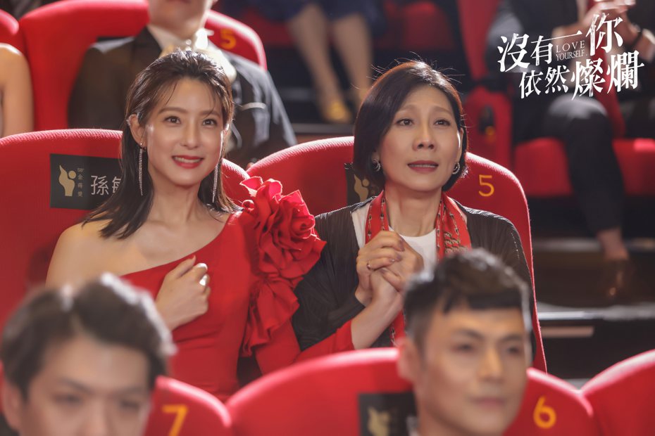 赖雅妍(左)遭剧中妈妈郎祖筠嫌「过气」。图／时创影业提供