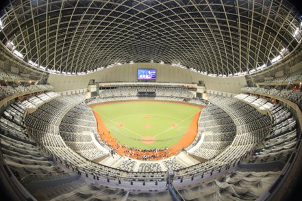 台北市大巨蛋今將迎來1.3萬人壓力測試，對於國內第一座室內棒球場，許多亮點值得一看。圖／台北市攝影記者聯誼會提供