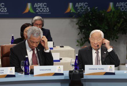 APEC領袖會議期間，兩岸領袖代表張忠謀（右）和習近平在媒體鏡頭前沒有互動。圖／APEC台灣媒體團提供