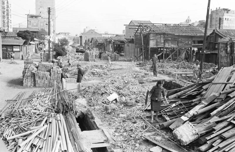 1964年11月19日，台北市漢口街三棟樓房遭到拆除，圖為民眾前往收拾。圖／聯合報系資料照片
