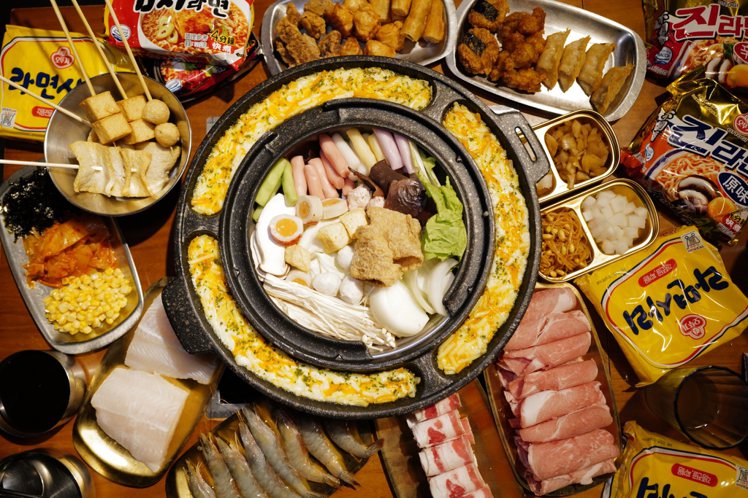 餐檯上備有韓國傳統小吃年糕、醬拌雞塊、魚板、韓式泡麵等，幾乎將韓國街頭小吃搬來新竹。圖/馬洗手提供