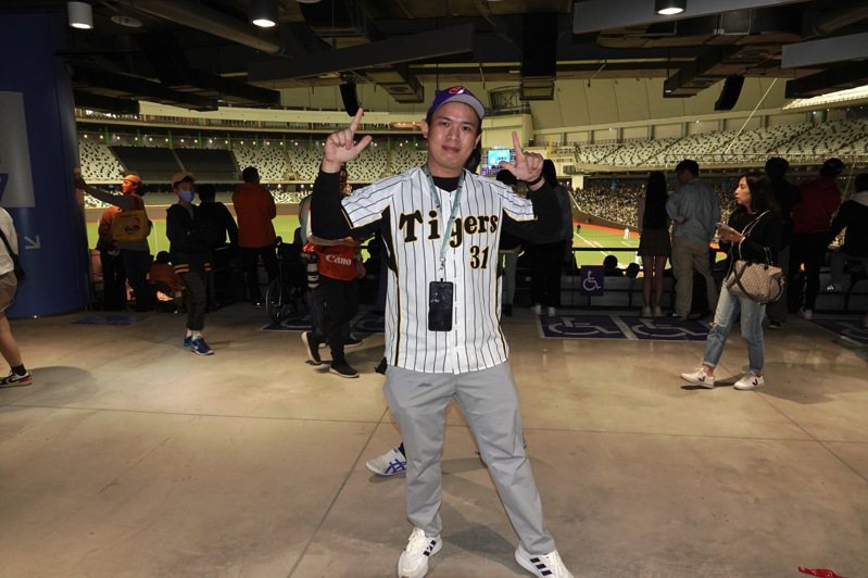 身穿阪神虎隊球衣的蔡先生來看台北大巨蛋。記者蘇志畬／攝影