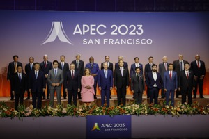 亞太經合會（APEC）在美國舊金山落幕，日相岸田文雄（前排左一）與大陸國家主席習近平（前排左二）睽違一年會談。歐新社