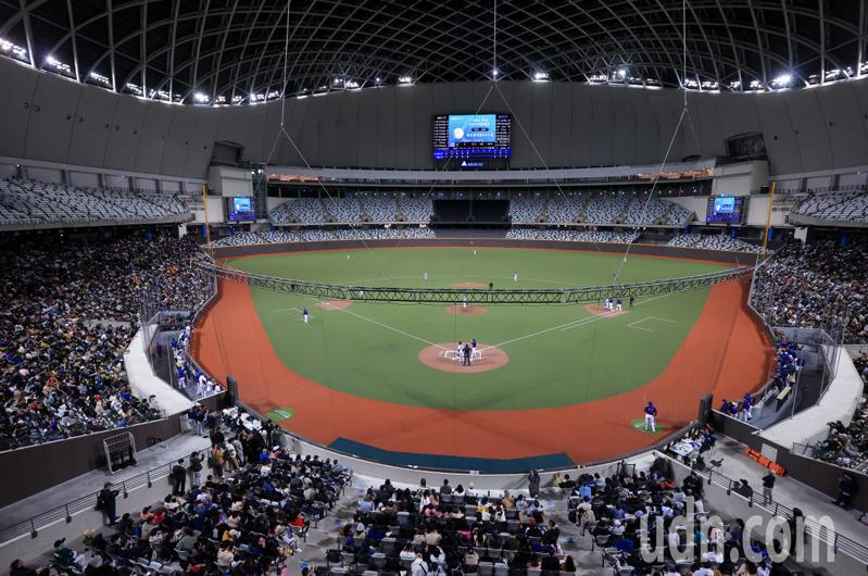 台北大巨蛋舉辦公開測試賽，開放1.3萬名觀眾入場。記者余承翰／攝影
