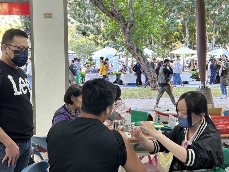 台中市文心森林公園疫苗接種站今天重新啟站開打，打氣旺，共有逾百人接種。記者趙容萱／攝影