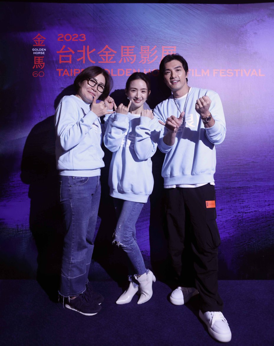 导演徐誉庭(左起)、林依晨、贺军翔出席「不够善良的我们」金马映后座谈。图／公视、MyVideo提供
