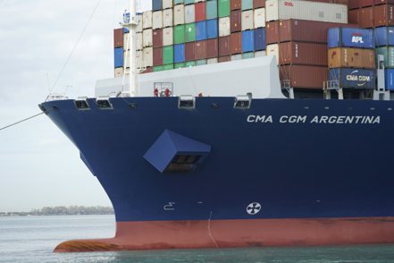 法國達飛海運（CMA CGM）執行長薩德警告，疫情造就的航運榮景期時所訂購的新船，將在2024年下水，航運業正進入動盪期。美聯社