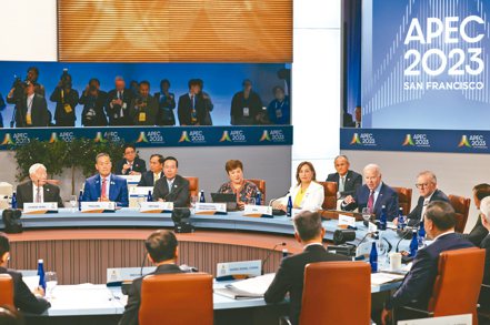 APEC領袖會議由美國總統拜登（左六）主持，台灣領袖代表張忠謀（左一）出席與會。（中央社）