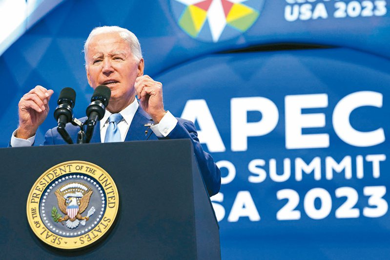 美國總統拜登十六日以東道主身分，在舊金山APEC領袖會議致詞。（路透）