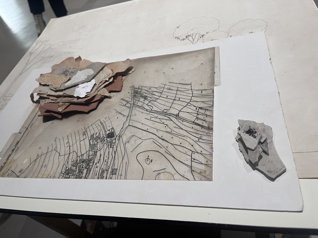娜絲琳.寇德，《分解雕塑》，2019-2023，舊地形圖、軟紙板、玻璃與樹脂、燒...