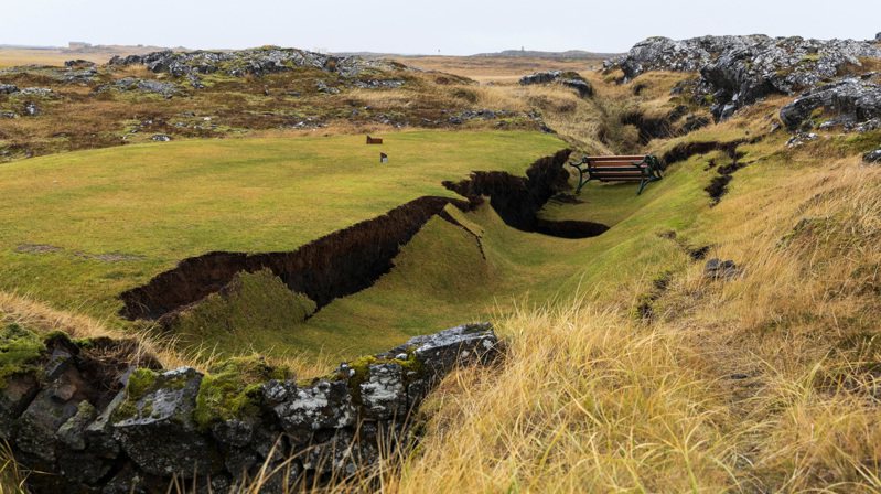 法新社報導，雷克雅維克（Reykjavik）西南方約40公里的漁港格林達維克（Grindavik），因地殼下岩漿移動出現數百次地震，可能是火山將噴發的訊號，當地約4000名居民已於本月11日疏散。圖為當地的高爾夫球場。 路透社