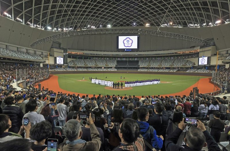 超過一萬二千名的球迷18日在台北大巨蛋，見證我國史上第一場在室內觀戰的棒球比賽。記者余承翰／攝影