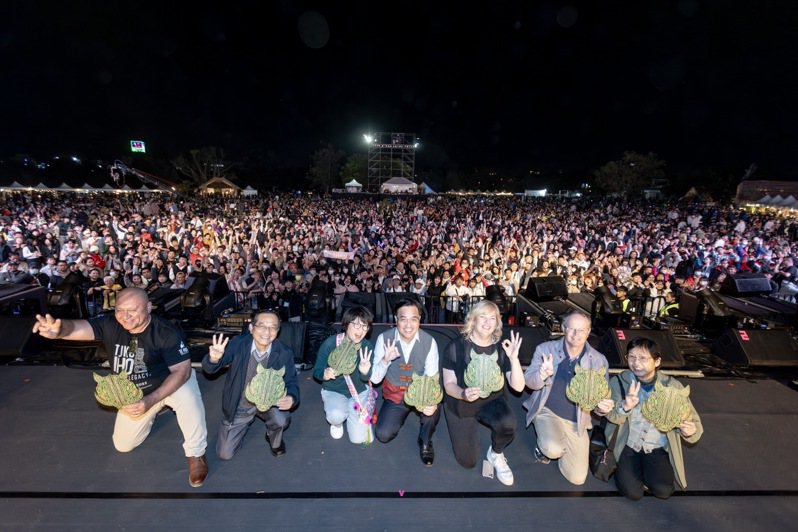Taiwan PASIWALI音樂節邁入第6年，原民會主委夷將‧拔路兒（左四）及台東縣長饒慶鈴（左三）到場與歌迷同歡。圖／原民會提供