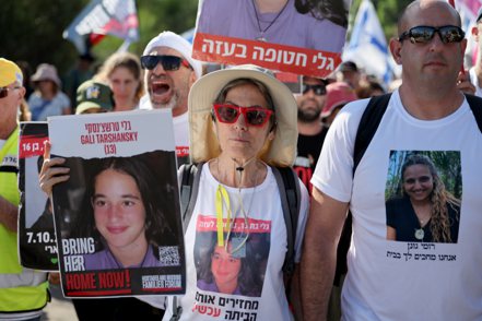 以色列與哈瑪斯達成初步協議，哈瑪斯將釋放數十名婦女和兒童，換取以色列暫時停火五天。家屬持人質照片參加示威遊行，呼籲盡快停火。歐新社