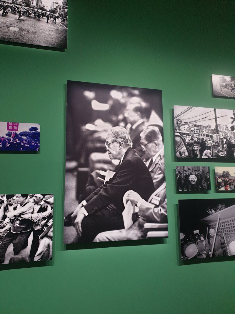 許村旭攝影作品「當我們同在一起系列」，匯集他在台灣解嚴後第一個十年間的攝影作品，成為民眾踏入北美館第13屆台北雙年展看見的第一件作品。記者陳宛茜／攝影