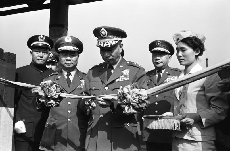 1962年民防資料展覽在台北火車站西側廣場舉行開幕典禮，由警備總司令黃杰（中）上將剪綵揭幕。圖／聯合報系資料照片
