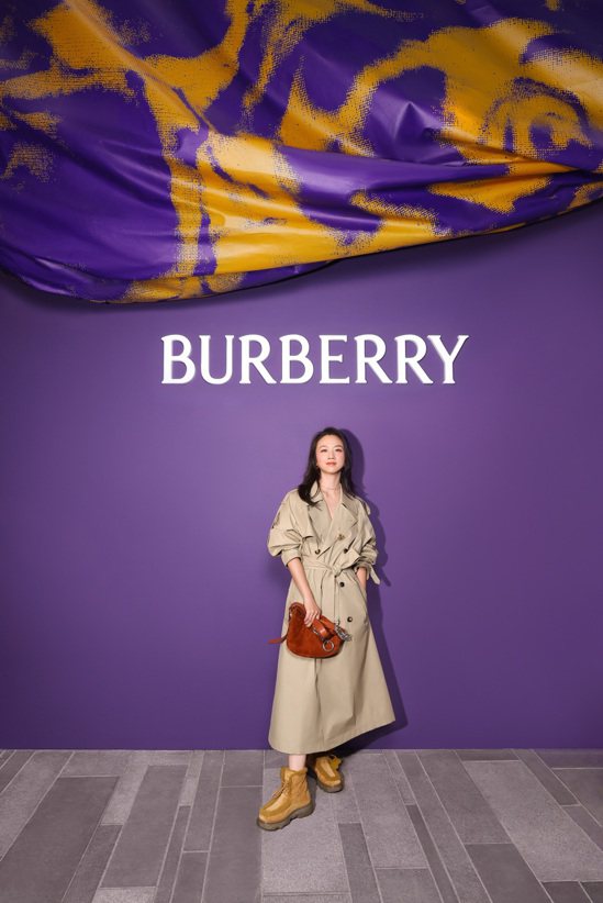 知名女星湯唯手拎Burberry Knight小型焦棕色麂皮騎士包，99,000...