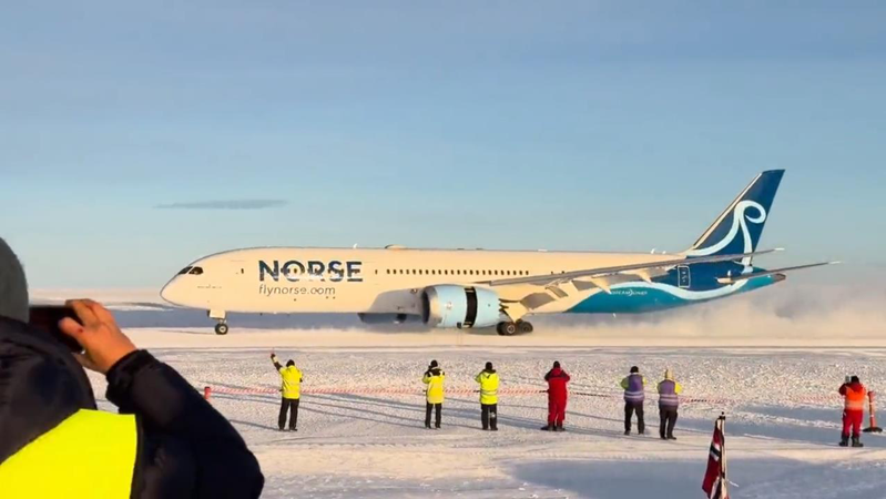 挪威大西洋航空波音787夢幻客機N0787號於15日降落南極，創下首架夢幻客機和最大機體降落南極等兩大里程碑。取自X
