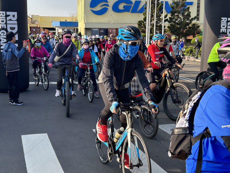 巨大集團提倡推廣健康新生活運動，今天清晨舉辦藍色海岸風車行活動，1000多名員工和家屬騎自行車參加。記者游振昇／攝影