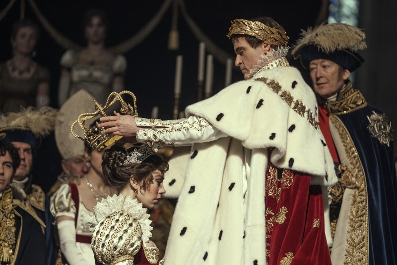 整個19世紀，西方偉大作家都曾以拿破崙為主題。圖為《拿破崙》劇照，由奧斯卡影帝瓦昆．菲尼克斯（左）飾演稱帝後的拿破崙。美聯社／Apple TV+