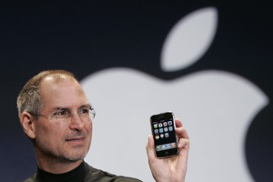 2007年1月，賈伯斯擔任蘋果執行長時，在舊金山登場的MacWorld會議上舉起一隻iPhone手機。美聯社