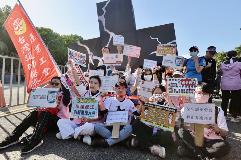 台灣醫事人員大聯盟11月舉行「黑十字運動」，呼籲政府及社會各界關注並尊重醫事人員及民眾的健康權益。聯合報資料照片 記者許正宏／攝影