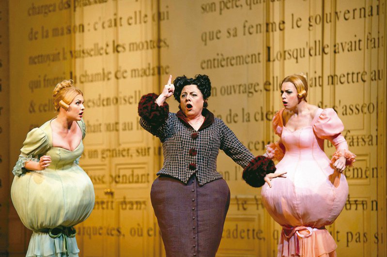 台中歌劇院推出時尚又浪漫的馬斯內歌劇「灰姑娘」，由法國導演羅杭．佩利執導。圖／台中歌劇院提供