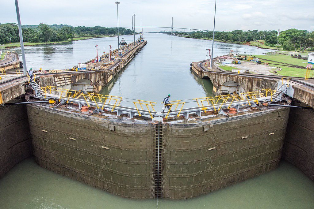 巴拿馬運河特殊的「船閘」設計，需要靠湖水來調節水位高度。 圖／helen@lit...