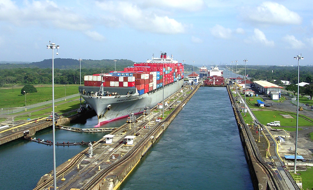 拿馬運河是連結美東與亞洲重要的航運路線。 圖／Roger W（CC BY-SA ...