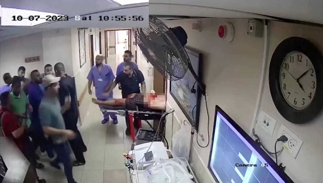 以色列公布監視器影像，顯示10月7日哈瑪斯襲擊後，將人質送入加薩的希法醫院。目前...
