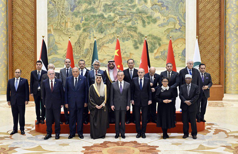 正在中國訪問的沙烏地阿拉伯、約旦、埃及、印度尼西亞的外長以及約旦河西岸巴勒斯坦自治機構外交代表11月20日與中國外長王毅會晤，伊斯蘭合作組織的秘書長也一同參加了會談。新華社