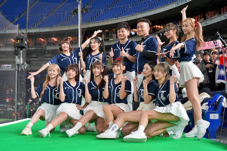 中職應援團在這次亞冠賽成為許多日本媒體關注的焦點。 福耳／攝影
