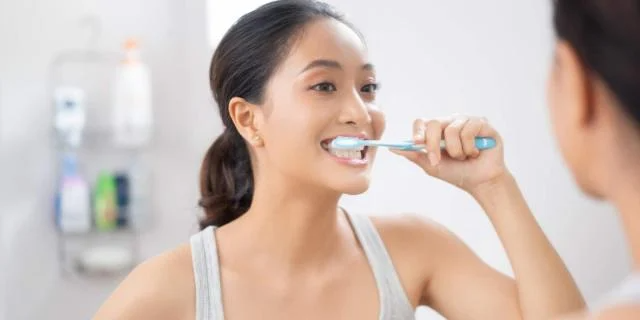 牙刷多久要換？根據美國牙醫協會（ADA）建議3~4個月更換一次，但有4種狀況需要...