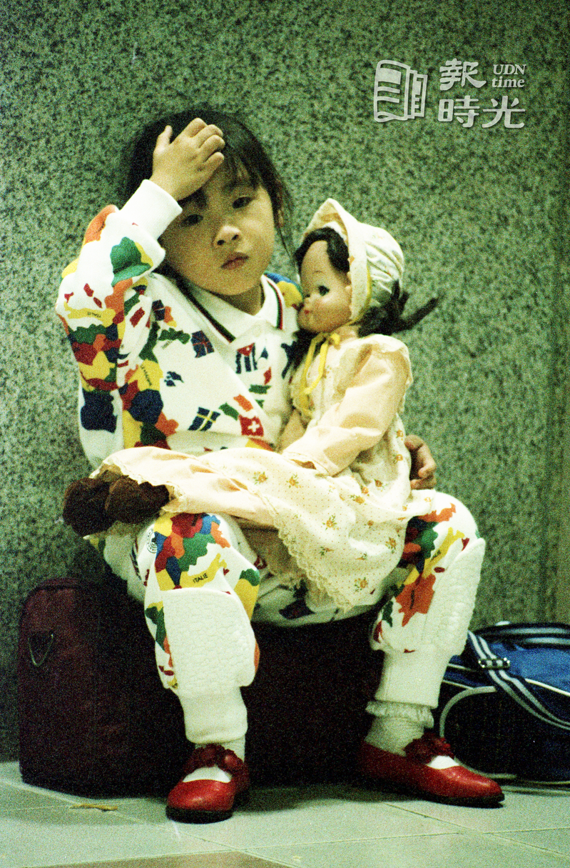 車站內一名女童抱著洋娃娃昏昏欲睡模樣。聯合報系資料照（1989/11/12 邱勝旺攝影）