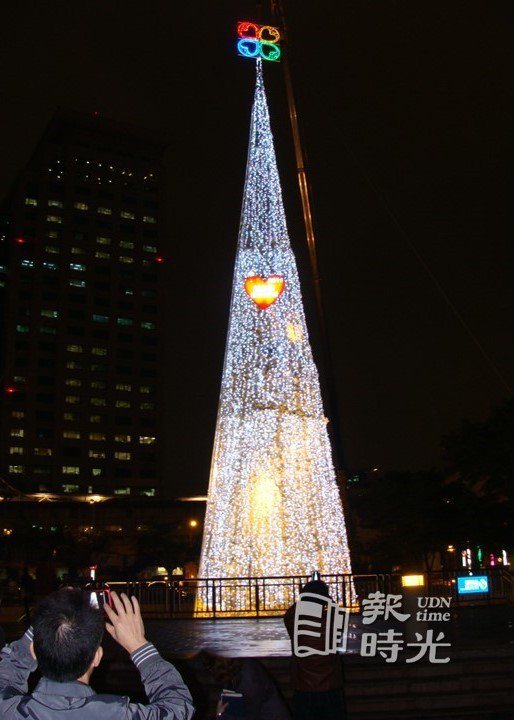 新北市歡樂耶誕城將在市民廣場打造全國最高的耶誕樹，高達33公尺；昨晚試燈時已吸引不少民眾拍照欣賞。圖／聯合報系資料照(2011/12/08  黃福其攝影)