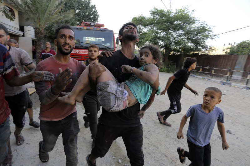 加薩當局表示，加薩地區迄今已有1萬2300人喪生，包括5000名兒童。圖為加薩賈巴利亞難民營11月1日遭以軍空襲，一名巴勒斯坦人抱著受傷的女孩。美聯社