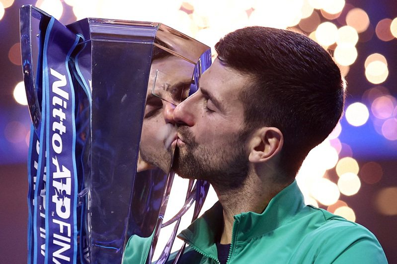 塞爾維亞「世界球王」約克維奇親吻ATP年終賽金盃，這是破紀錄的第7座年終賽金盃。路透