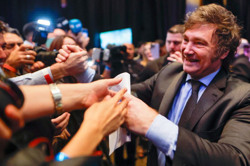 極右派自由主義經濟學家米雷伊（右）周日在阿根廷第二輪總統大選中贏得超出預期的勝利。由於他主張經濟美元化，阿根廷披索前途未卜。歐新社