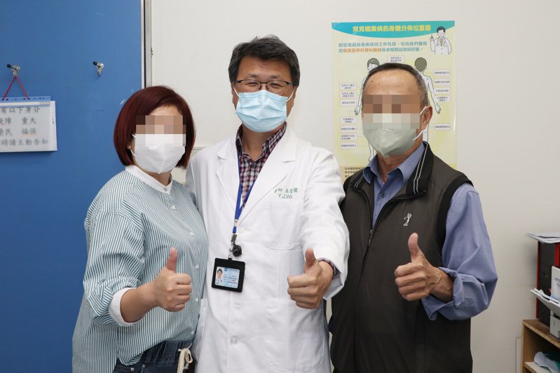 大里仁愛醫院移植外科醫師巫奕儒（中）說，68歲患者（右）獲妻捐腎後恢復健康。圖／大里仁愛醫院提供