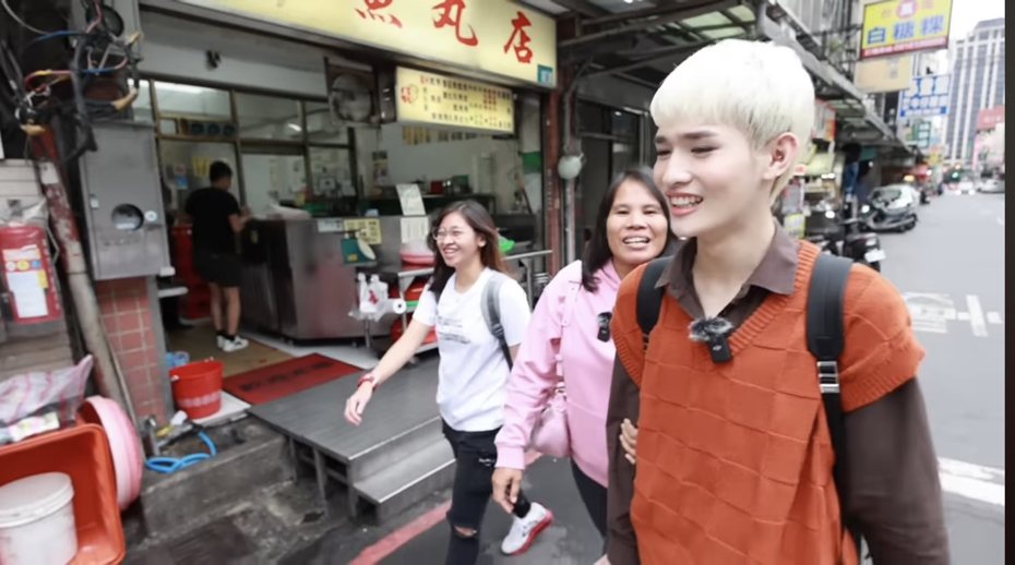 鍾明軒（右起）帶著達尼小姐及翻譯小姐去逛街。圖／摘自YouTube