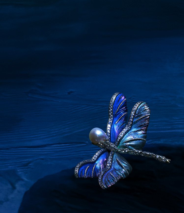 AKACHEN最新作品祕密花園系列，蜻蜓胸針與擺件。圖／AKACHEN提供