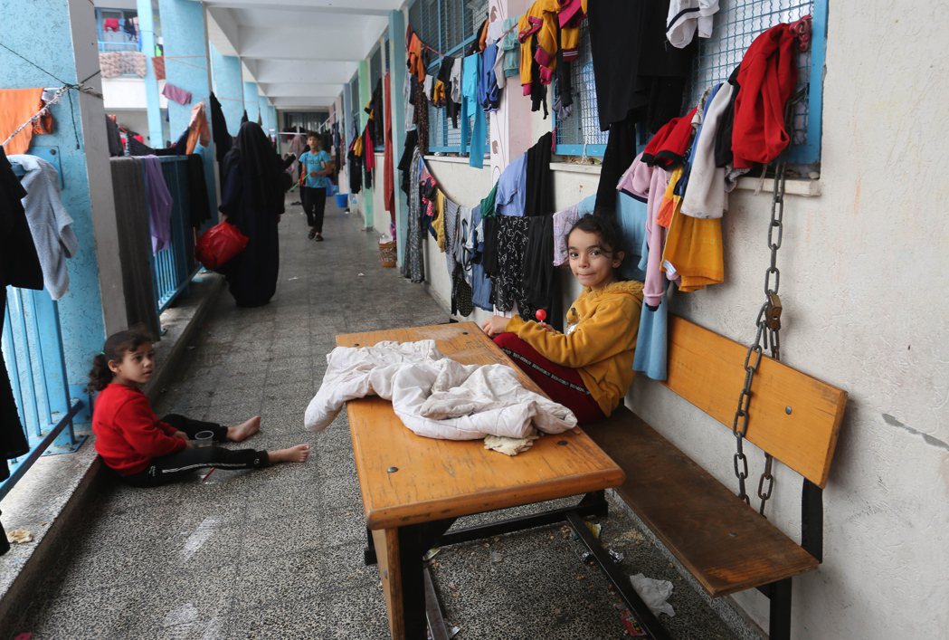 加薩流離失所的民眾15日在南部城市拉法一間做為臨時避難所的學校避難。新華社